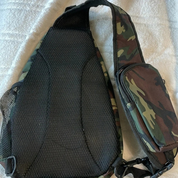 NWOT Camo mini sling crossbody bag with drink and phone carrier - Picture 5 of 8